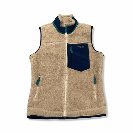 Beige och blå Patagonia Classic Retro-X väst för dam, fotograferad framifrån mot en vit bakgrund.