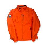 Orange seglarjacka Crew Midlayer för dam från Helly Hansen, fotograferad framifrån mot vit bakgrund.
