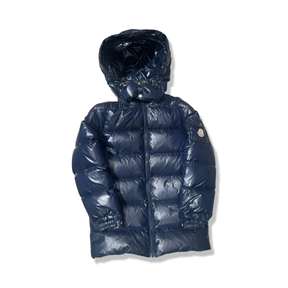 Blå dunjacka från Moncler med huva, fotograferad framifrån mot en vit bakgrund.