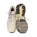 Vita sneakers Nike Voremo 5 för herr, visade både ovansidan och den svarta yttersulan mot en vit bakgrund.