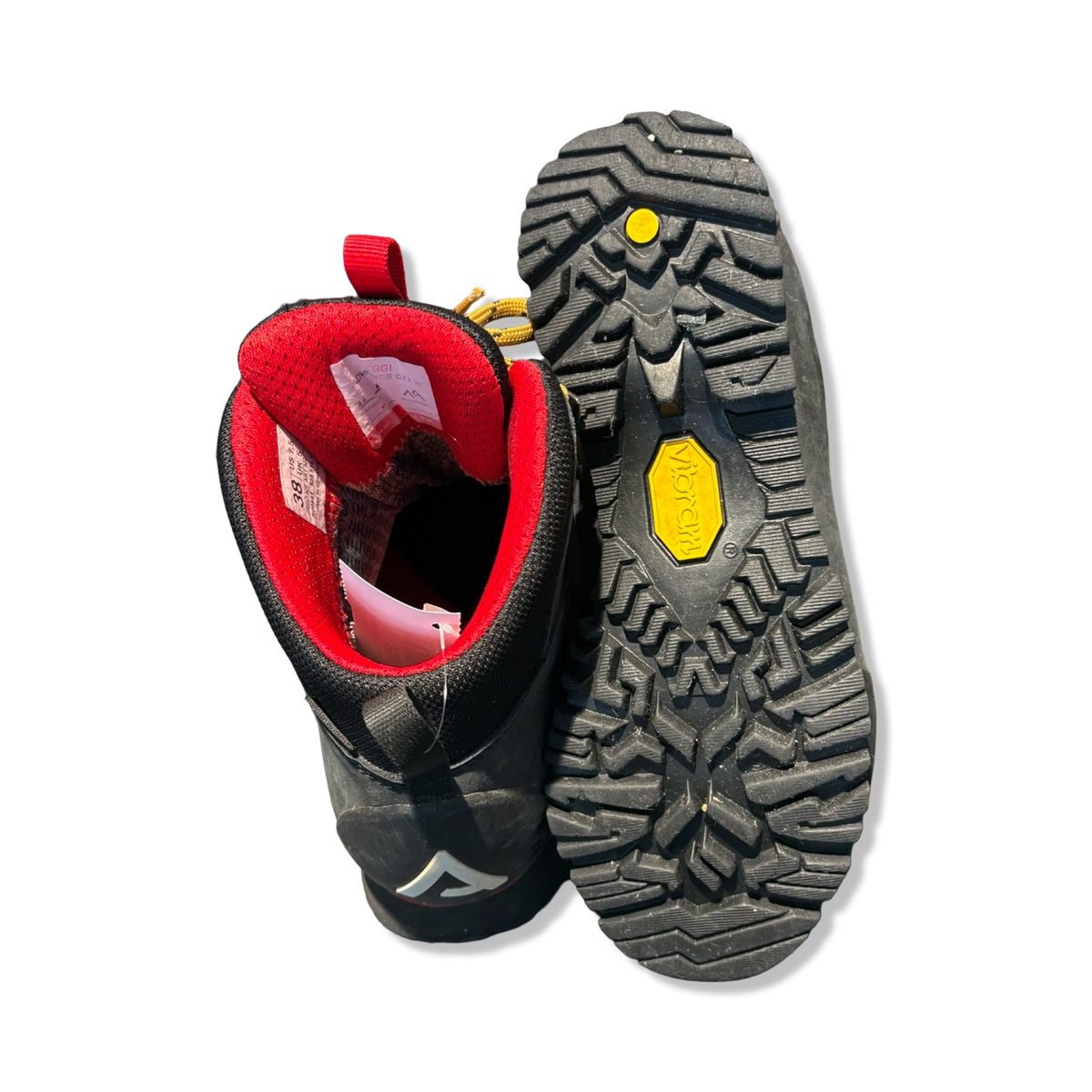Undersidan och insidan av svarta vandringskängor Alfa W Eggi Advance GTX dam med rött foder och Vibram-sula, mot vit bakgrund.