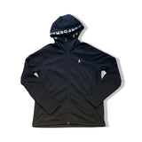 Svart Peak Performance Rider Zip Hood fleecehoodie för dam med vit logotyp på bröstet och huva mot vit bakgrund.