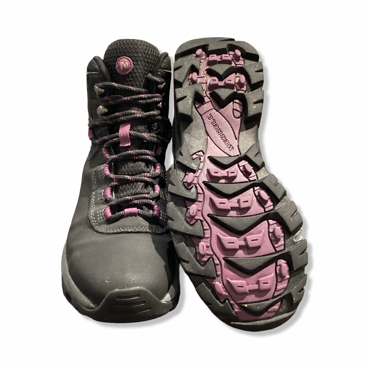 Svarta vandringskängor Merrell Vego Mid Leather Waterproof för dam med lila detaljer, visade framifrån och med sula mot vit bakgrund.