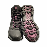 Svarta vandringskängor Merrell Vego Mid Leather Waterproof för dam med lila detaljer, visade framifrån och med sula mot vit bakgrund.