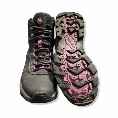 Svarta vandringskängor Merrell Vego Mid Leather Waterproof för dam med lila detaljer, visade framifrån och med sula mot vit bakgrund.