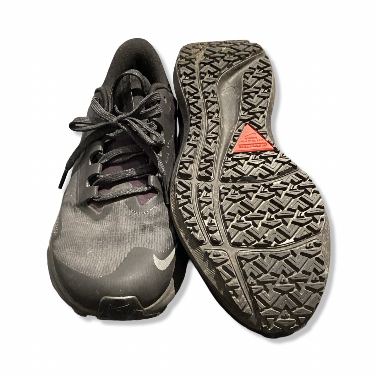 Svarta löparskor från Nike Air Zoom Pegasus Dam 38, visade framifrån med sulan synlig mot vit bakgrund.