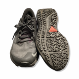 Svarta löparskor från Nike Air Zoom Pegasus Dam 38, visade framifrån med sulan synlig mot vit bakgrund.