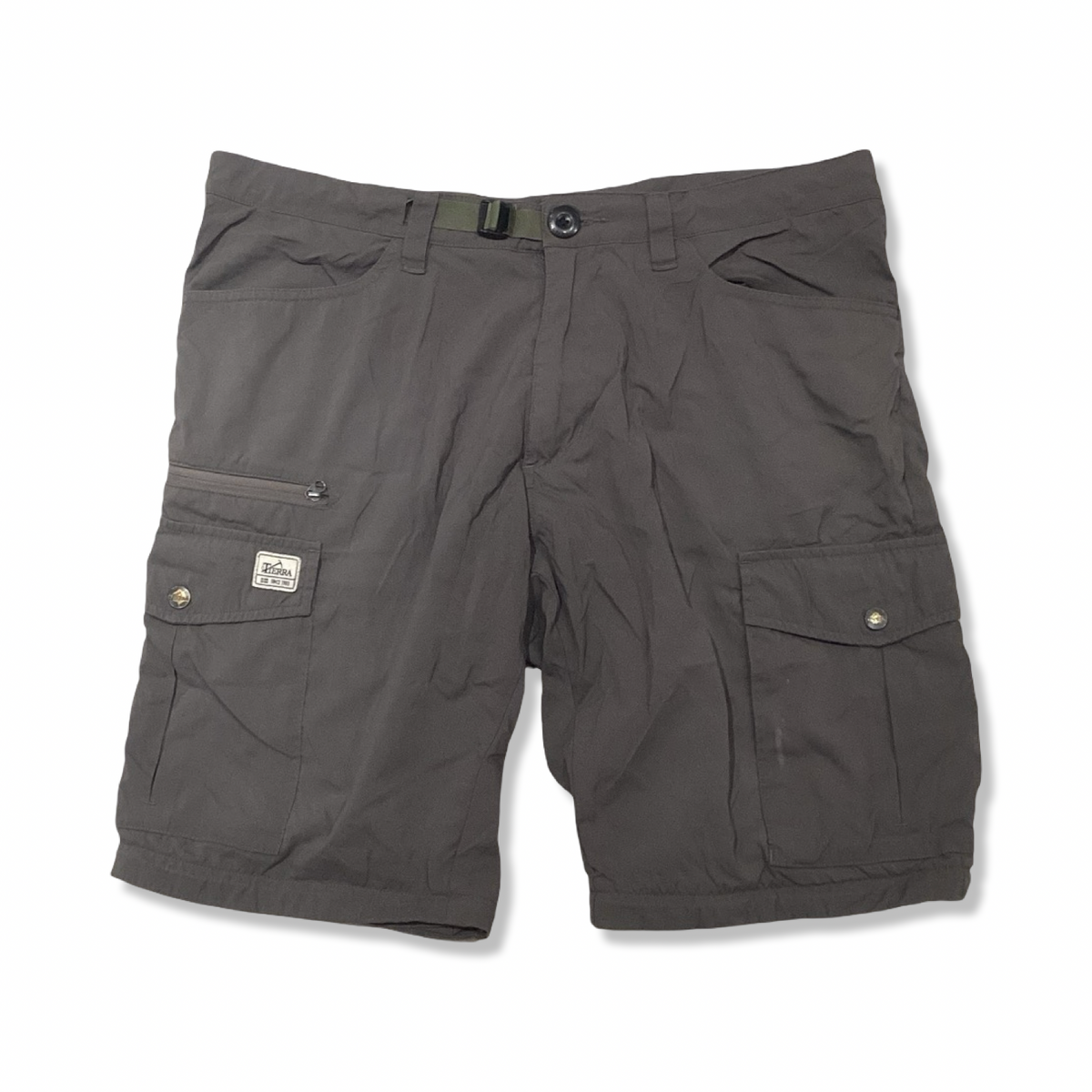 Grå shorts från Tierra för herr med fickor, fotograferade framifrån mot en vit bakgrund.