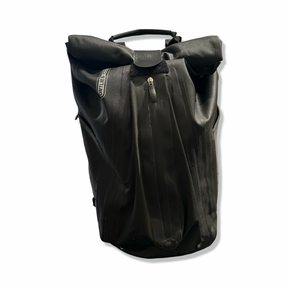 Svart ryggsäck från Ortlieb på 36L med roll-top-öppning, fotograferad framifrån mot en vit bakgrund.