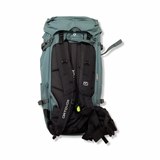 Baksidan av en blågrön Ortovox Peak 45 ryggsäck för unisex med svarta axelremmar, visad mot en vit bakgrund.