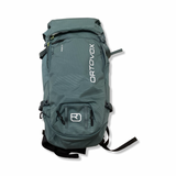 Grön ryggsäck Ortovox Peak 45 för unisex, fotograferad framifrån mot en vit bakgrund.