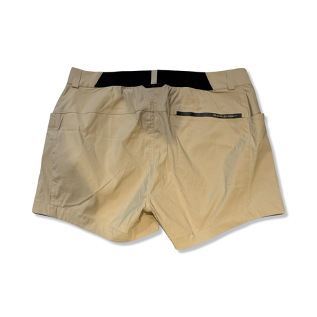 Vandringsshorts Peak Performance i beige, fotograferade bakifrån mot en vit bakgrund.