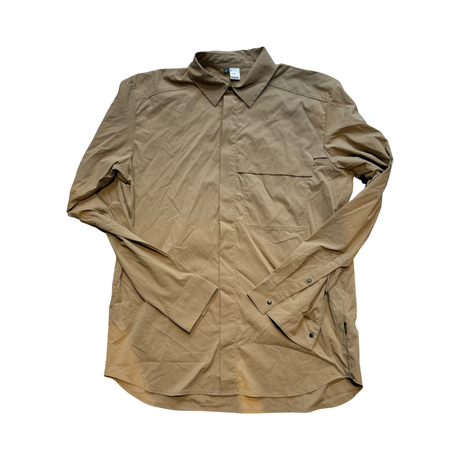 Haglöfs Salo skjorta för herr i beige, fotograferad framifrån mot en vit bakgrund.