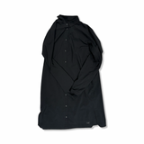 Svart Arc'teryx-klänning för dam med lång ärm, klassisk krage och tryckknappar framtill, fotograferad mot vit bakgrund.