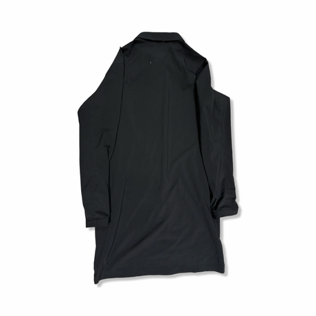 Svart Arc'teryx-klänning för dam med långa ärmar, krage och en stilren funktionsdesign, fotograferad uppifrån.