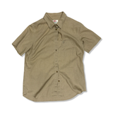 Beige Fjällräven-skjorta för dam med korta ärmar, krage, knäppning och bröstficka.