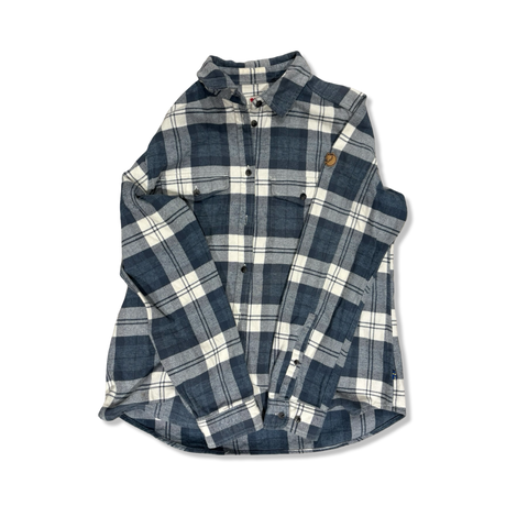 Blå och vitrutig flanellskjorta för dam från Fjällräven i modell Övik Heavy Flannel med krage och bröstfickor.