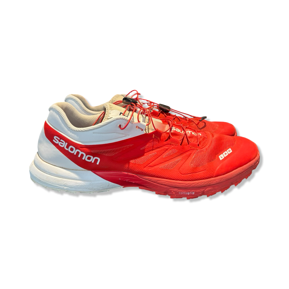 Röda Salomon S-Lab Sense 5 Ultra trail-löparskor för herr med snabbsnörning och vita detaljer, fotograferade från sidan.