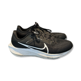 Svarta Nike Pegasus 40-löparskor för unisex med vit sula och vit Nike-svep, fotograferade från sidan.