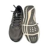 Svarta Nike Pegasus 40 löparskor för unisex, där en sko visar ovansidan med snörning och den andra visar gummisulan.