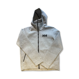 Grå Helly Hansen-hoodie för herr med huva och dragkedja, fotograferad mot vit bakgrund.