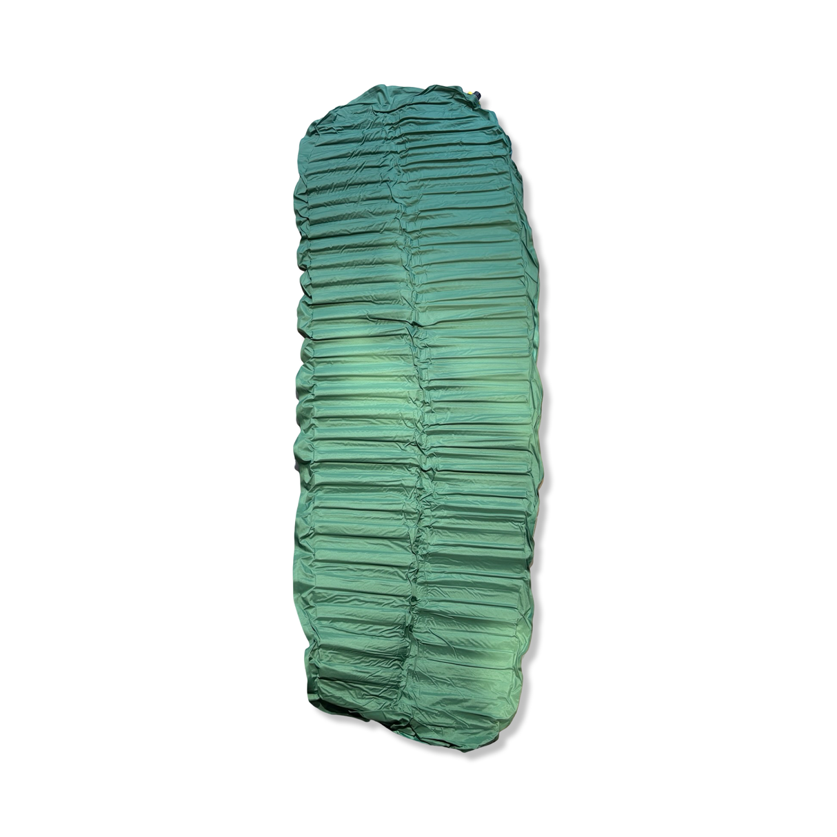 Grön Thermarest självuppblåsande liggunderlag, fotograferat uppifrån mot vit bakgrund.