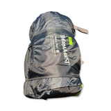 Grå Thermarest Trail Pro självuppblåsande liggunderlag i packpåse, fotograferat mot vit bakgrund.