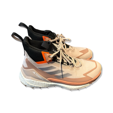 Beige och svarta träningsskor Adidas Free Hiker 2 GTX för dam, fotograferade från sidan mot vit bakgrund.