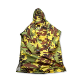Baksidan av en kamouflagefärgad Daily Sports Dryrobe Advance-poncho i unisex-modell, fotograferad platt mot en vit bakgrund.