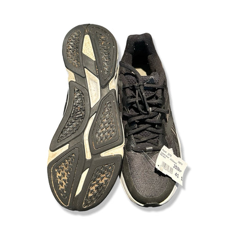 Svarta Adidas Jetboost löparskor för dam, där ena skon visas uppifrån och den andra visar sulan mot vit bakgrund.