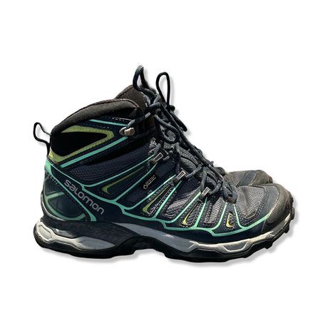 Salomon X Ultra Mid 2 GTX vandringskängor för dam i grått och grönt, fotograferade från sidan mot en vit bakgrund.
