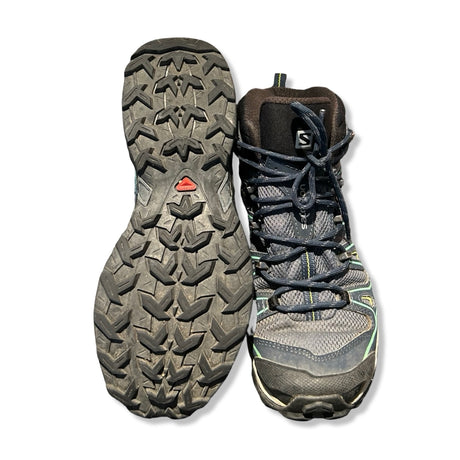 Salomon X Ultra Mid 2 GTX vandringskängor för dam i grått och grönt, där en känga visar sulan och den andra framsidan.