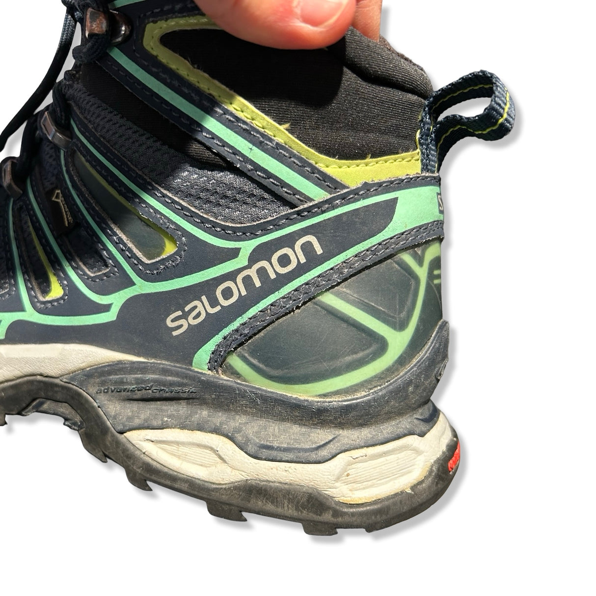 Salomon X Ultra Mid 2 GTX vandringskängor för dam i grått och grönt, närbild på hälpartiet mot vit bakgrund.