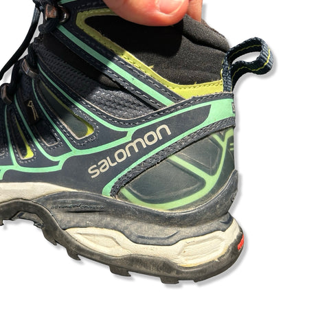 Salomon X Ultra Mid 2 GTX vandringskängor för dam i grått och grönt, närbild på hälpartiet mot vit bakgrund.