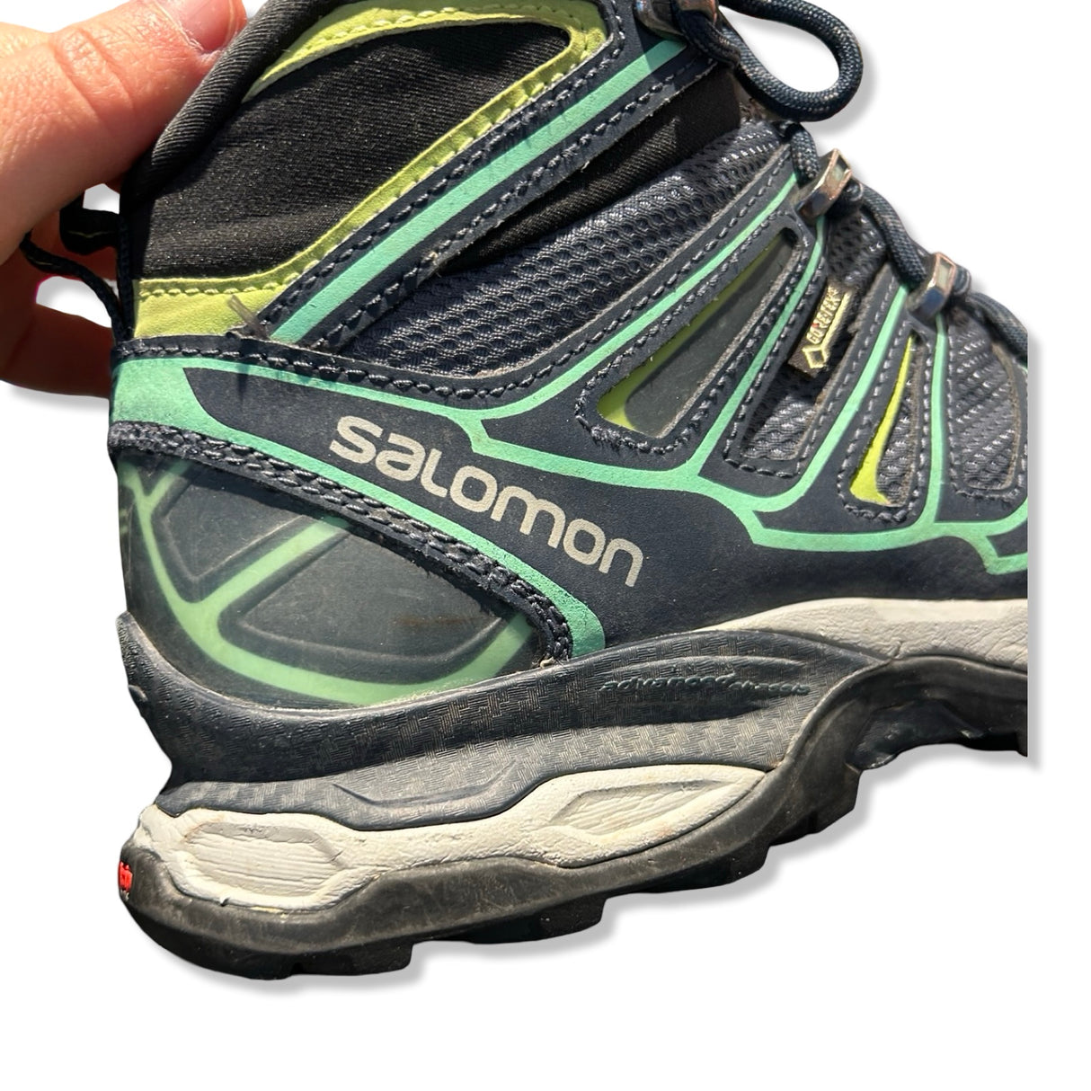 Salomon X Ultra Mid 2 GTX vandringskängor för dam i grått och grönt, närbild på skons sida och häl.
