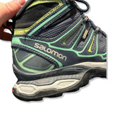 Salomon X Ultra Mid 2 GTX vandringskängor för dam i grått och grönt, närbild på skons sida och häl.