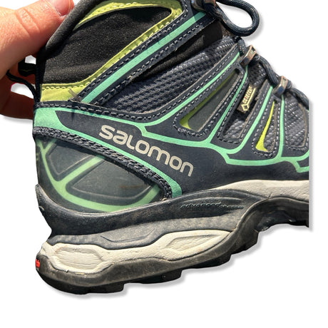Salomon X Ultra Mid 2 GTX vandringskängor för dam i grått och grönt, närbild på skons sida och häl.