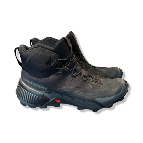 Salomon Cross Hike 2 Mid Gore-Tex vandringskängor för herr i svart, fotograferade från sidan mot en vit bakgrund.