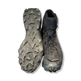 Salomon Cross Hike 2 Mid Gore-Tex vandringskängor för herr i svart, där en känga visas uppifrån och den andra visar sulan.