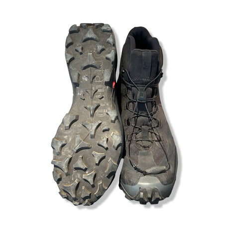 Salomon Cross Hike 2 Mid Gore-Tex vandringskängor för herr i svart, där en känga visas uppifrån och den andra visar sulan.