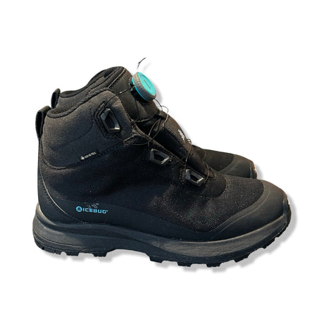 Svarta Icebug Stavre 2 Michelin GTX vinterkängor för dam med BOA-snörning, sedda från sidan mot vit bakgrund.