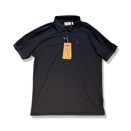 Fjällräven Crowley Pique Shirt för herr i mörkblått, fotograferad framifrån mot en vit bakgrund.