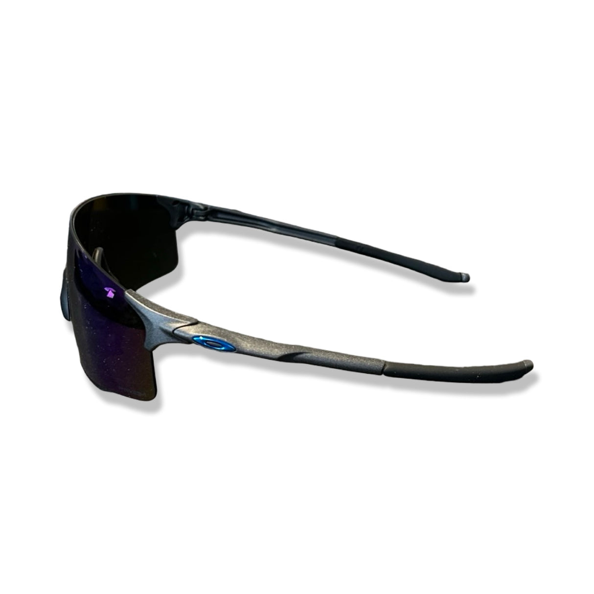 Oakley Evzero Blades solglasögon för dam i svart med PRIZM Sapphire-lins, fotograferade från sidan.