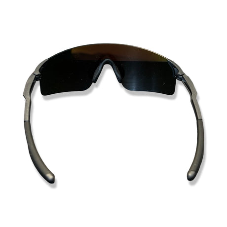 Oakley Evzero Blades solglasögon för dam i svart och blått, sedda bakifrån mot en vit bakgrund.