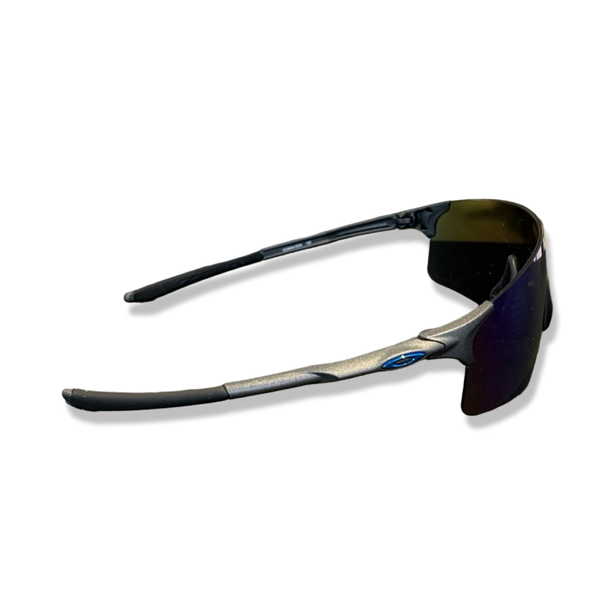 Oakley Evzero Blades solglasögon för dam i PRIZM Sapphire, sedda snett bakifrån mot en vit bakgrund.