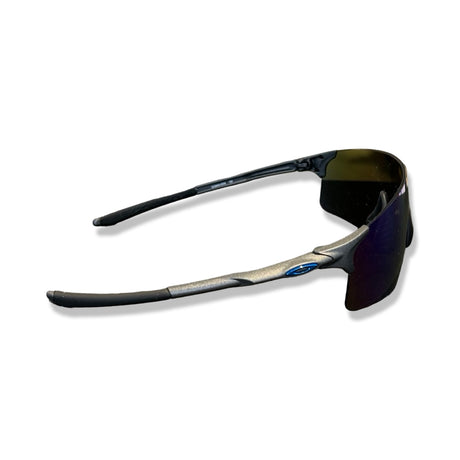 Oakley Evzero Blades solglasögon för dam i PRIZM Sapphire, sedda snett bakifrån mot en vit bakgrund.