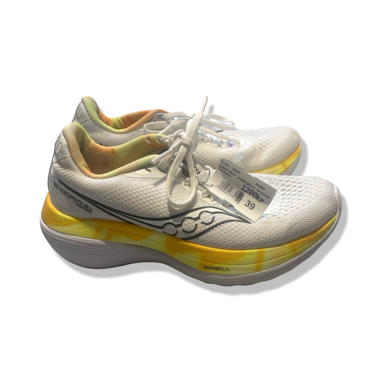 Saucony Endorphin Trainer löparskor för dam i vitt med gula och orangea detaljer, fotograferade mot vit bakgrund.