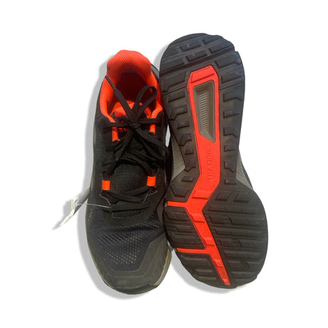 Adidas Terrex Rain Dry träningsskor för herr i svart och orange, där ena skon visas uppifrån och den andra visar sulan.