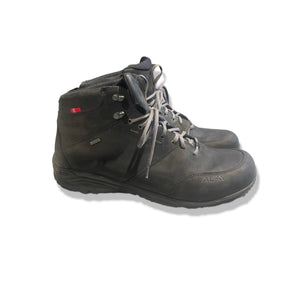 Svarta Alfa kängor i läder för herr med Gore-Tex, fotograferade från sidan mot en vit bakgrund.
