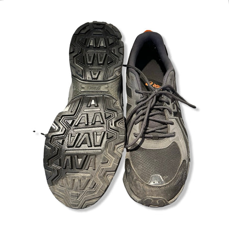 Svarta Asics GEL-Venture 6 Gore-Tex träningsskor för herr, fotograferade ovanifrån och med sulan mot vit bakgrund.